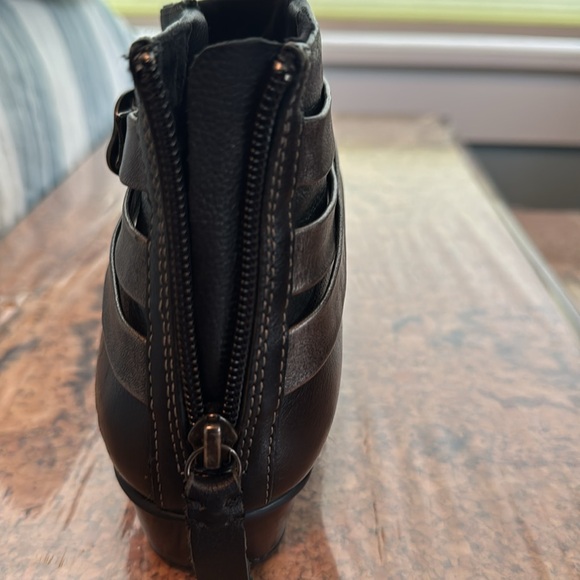 Taos booties, size 9, like new! - Picture 3 of 7